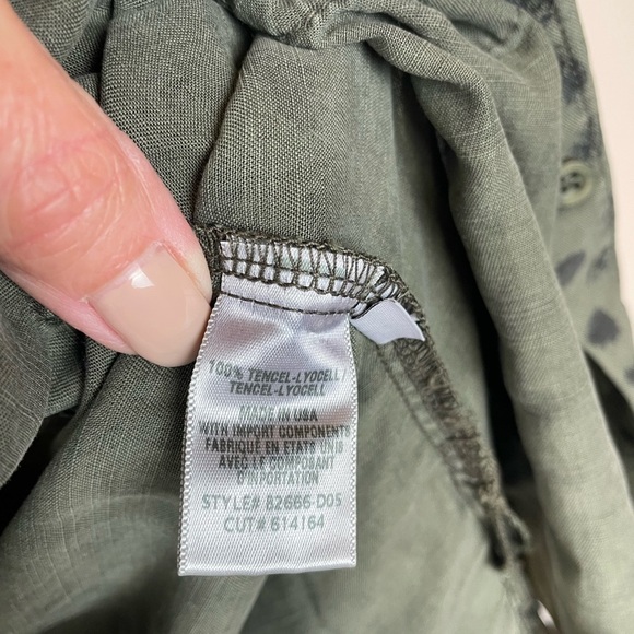 Bella dahl olive green leopard print long sleeve button down blouse Size S - Picture 5 of 6